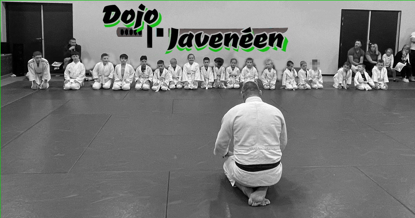 Judokas en salut au Dojo Javen&eacute;en, club de judo &agrave; Javen&eacute;